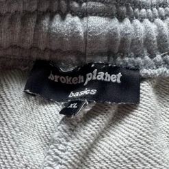 🩳 Broken Planet Market Shorts – Grau 🌍