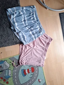 2 Kurze Hosen rosa und Batik optik