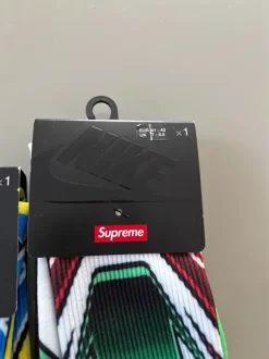 2 Nike Supreme Socken Swoosh grün und blau 41-43