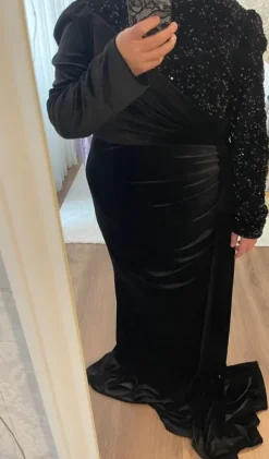 Abendkleid mit samt und Pailletten