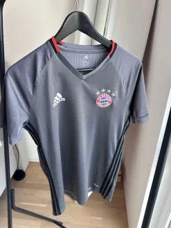 Adidas FC Bayern München Trainjngsshirt Gr. S