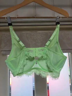 After Eden push up limegroen maat 80D zgan.