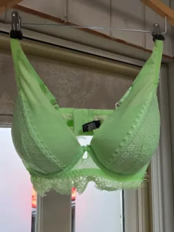 After Eden push up limegroen maat 80D zgan.