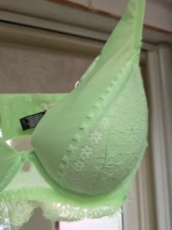 After Eden push up limegroen maat 80D zgan.