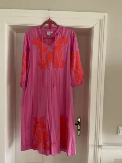 Aktuelles Sommerkleid von Emily van den Berg