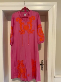 Aktuelles Sommerkleid von Emily van den Berg