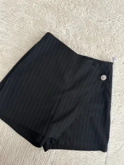 Amisu Nadelstreifen Skort / Rock-Shorts schwarz Gr. 34