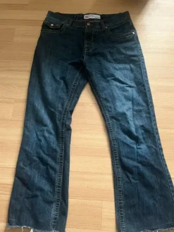 Apt jeans