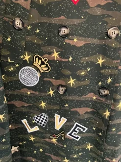 Außergewöhnlicher Trenchcoat mit besonderen Details