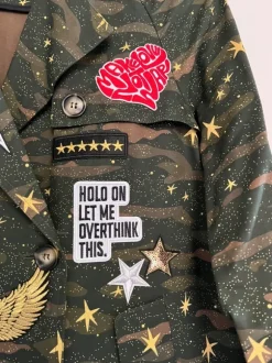 Außergewöhnlicher Trenchcoat mit besonderen Details