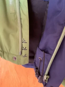 Auffällige grasgrüne Regenjacke Maier Sports