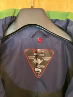 Auffällige grasgrüne Regenjacke Maier Sports