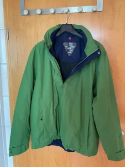 Auffällige grasgrüne Regenjacke Maier Sports