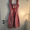 Aufwendig gearbeitetes Dirndl in rot kariert mit zwei Schürzen