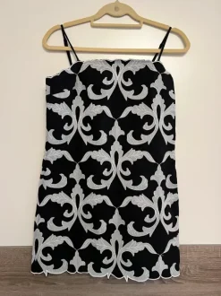 Aufwändig besticktes Mini-Kleid von H&M
