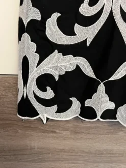 Aufwändig besticktes Mini-Kleid von H&M