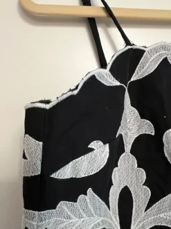 Aufwändig besticktes Mini-Kleid von H&M