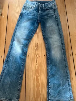 Ausgewaschene flared Jeans