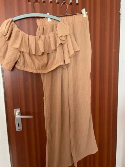 Beige Off-Shoulder Crop Top & weite Hose Set