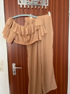 Beige Off-Shoulder Crop Top & weite Hose Set