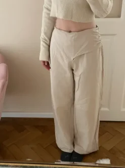 Beige Lounge Hose mit Schnittdetail