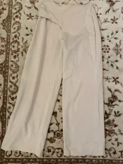 Beige Lounge Hose mit Schnittdetail