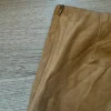 Beigefarbener Midirock in Wildlederoptik