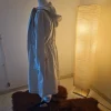 beigen Damen-Regenmantel bzw. Parka mit Kapuze und Taillenzug.