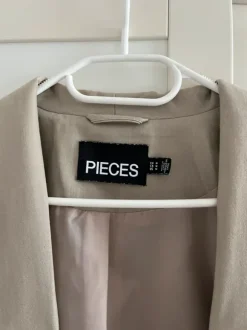 Beiger Blazer von Pieces