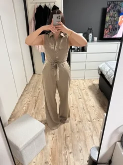 Beiger Jumpsuit mit Bindegürtel