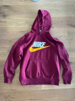 Bequemer Nike Hoodie mit aufgesticktem Swoosh