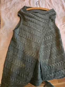 Übergangsstrickjacke ärmelos