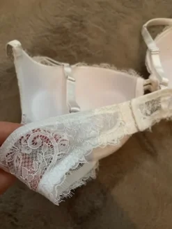 BH mit Glitzer und spitze Weiß 90D