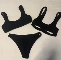 Bikini schwarz mit 2 Oberteilen