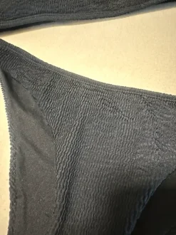 Bikini schwarz mit 2 Oberteilen