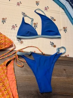 Bikinis blau und orange