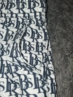 Black Quad weiße Badeshort mit schwarzen Schriftzügen
