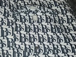 Black Quad weiße Badeshort mit schwarzen Schriftzügen