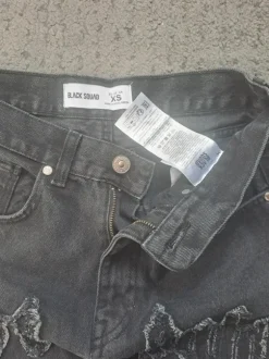 Black Squad Puro Loco Jorts in Schwarz