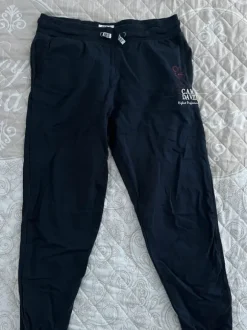 blaue Jogginghose