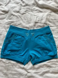 blaue stoff shorts mit steinen