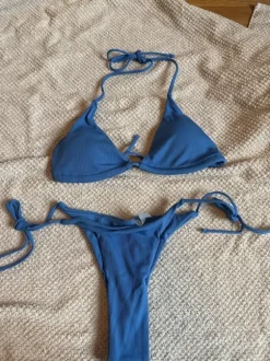 Blauer Bikini