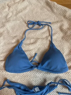 Blauer Bikini