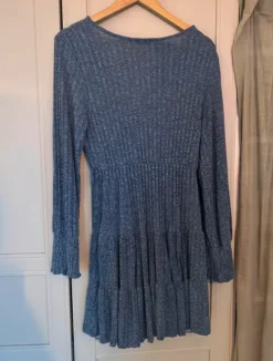 Blaues Wickelkleid mit Gürtel