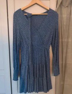Blaues Wickelkleid mit Gürtel