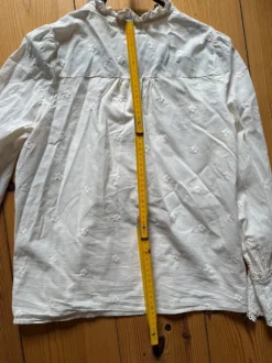 Bluse mit gerüschtem Kragen
