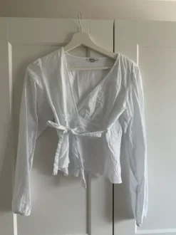 Bluse Wickel Optik Schleife weiß V-Ausschnitt