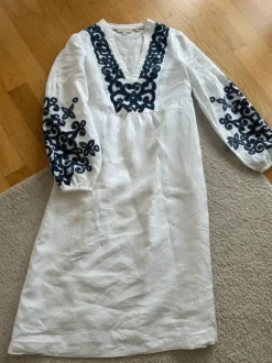 Boden Leinen Kleid 36 weiß mit blauen Applikationen