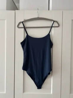 Body mit dünnen Trägern