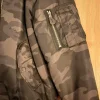 Brandit MA1 Bomberjacke Camouflage Schwarz Herren Übergangsjacke Streetwear Größe L